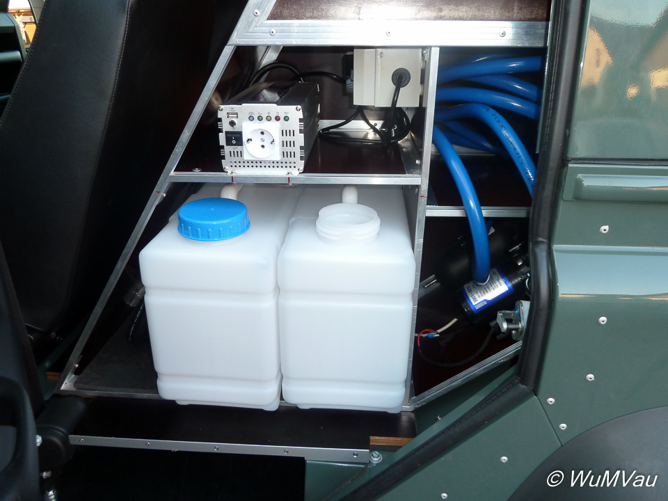 Fahrerseite: Wassertanks mit Pumpe und Batterieladegerät mit Wechselrichter