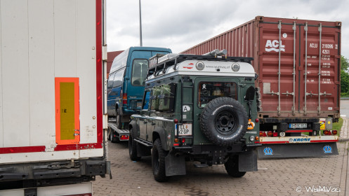 Warten zwischen den Brummis
