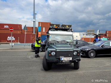 Landy bei der Abgabe - rechts ein Maybach