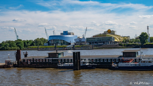 Landungsbrücken - Blick auf Spielstätten Eiskönigin/König der Löwen